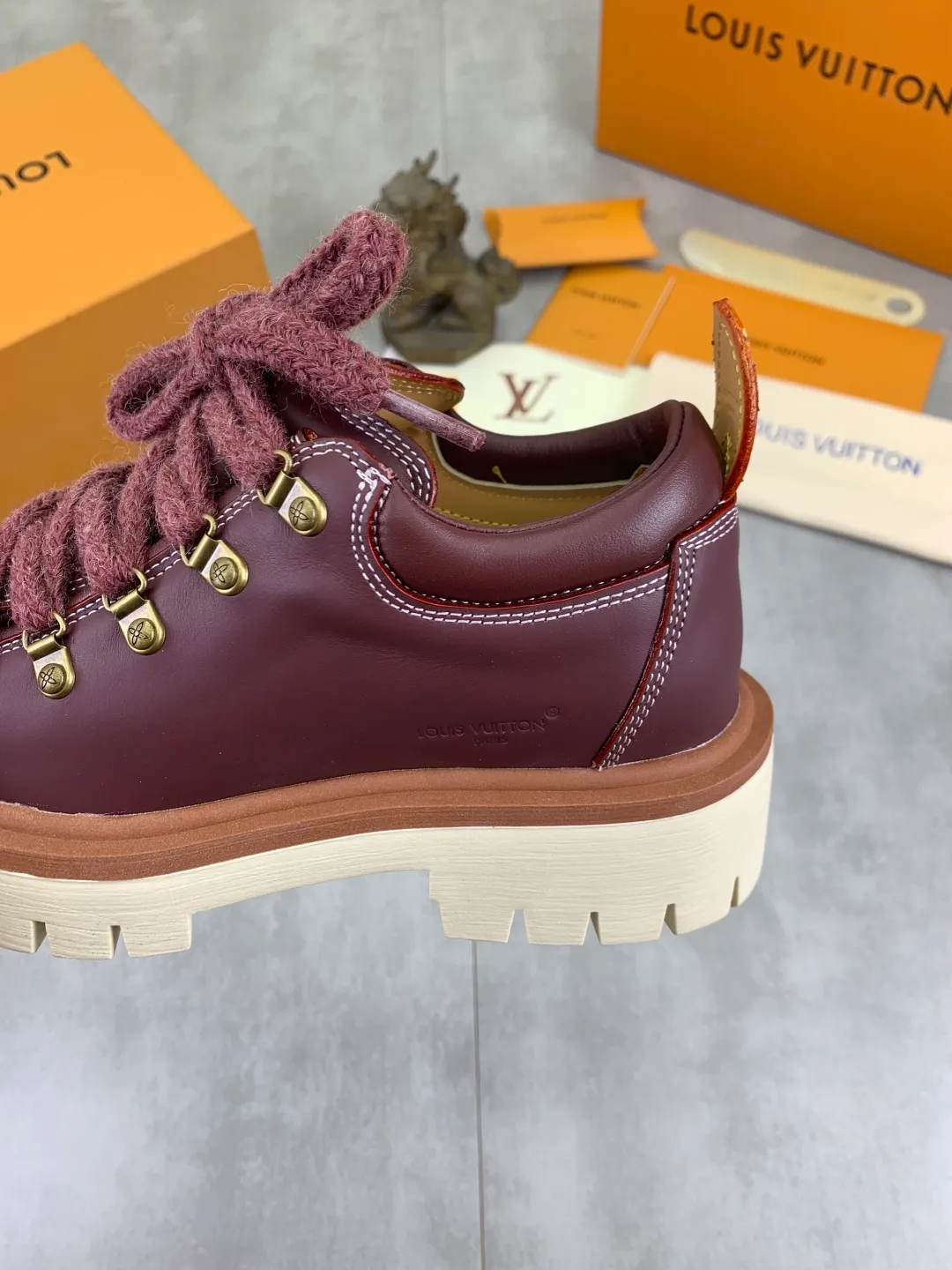 Men's shoes 💰P680 new LV | Louis Vuitton 🧡💚2025 autumn and winter new models, top version ⚠️ The counter features the latest LV REMIX lace-up mountaineering derby shoes, new hard goods 🆕 ❥BS purchasing level! Full of high-end feel! A popular model among bloggers at home and abroad, it’s retro and fashionable, and looks stunning on your feet! Mainly recommended models on the official website★ ━━━━━ ЅᏇєєt ━━━━━ ▪️Upper: top-grade first-layer cowhide ▪️Lining: imported sheepskin ▪️Outsole: original open-molded TPU non-slip outsole ▪️Sole height: 3.5cm ▪️Shoe size: Women 35-41 (41 customization is not returnable) Male 39-45 (46 customized, non-refundable)